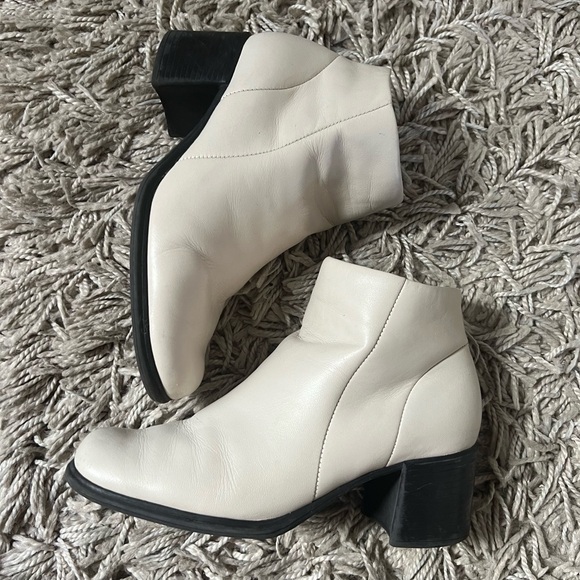 Vintage White Leather Ankle Boots with Chunky Kitten Heel, Size 7.5 - Picture 1 of 8